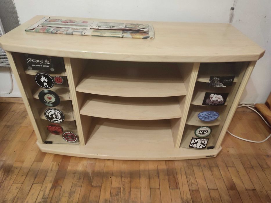 Продавам запазена TV-DVD-HiFi масичка + подарък