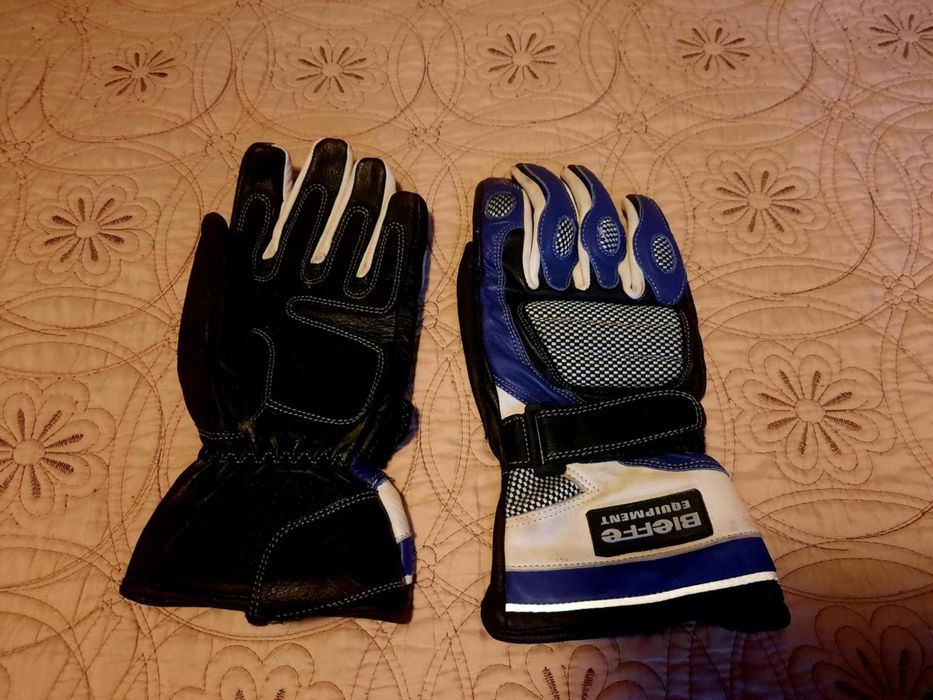 Vând motocicleta, cască și mănuși