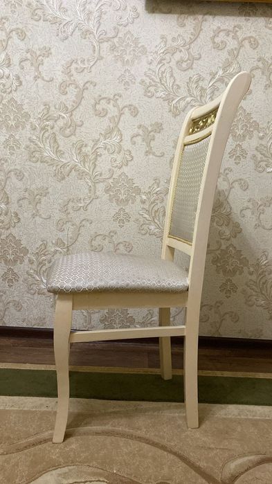 Стол и стулья продам