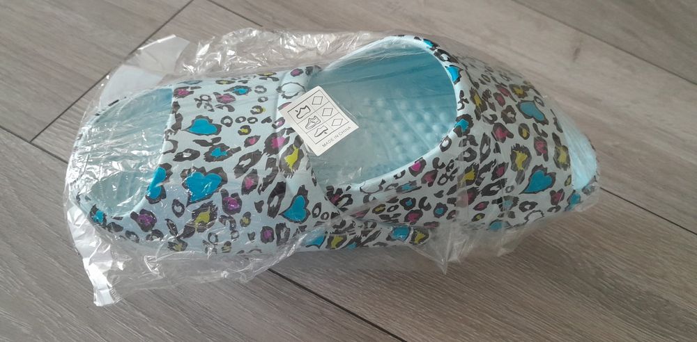 Vînd papuci noi mărimea 40