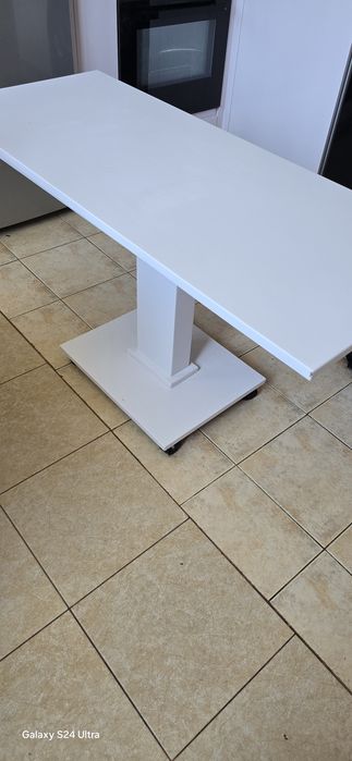 Продавам маса бял мат