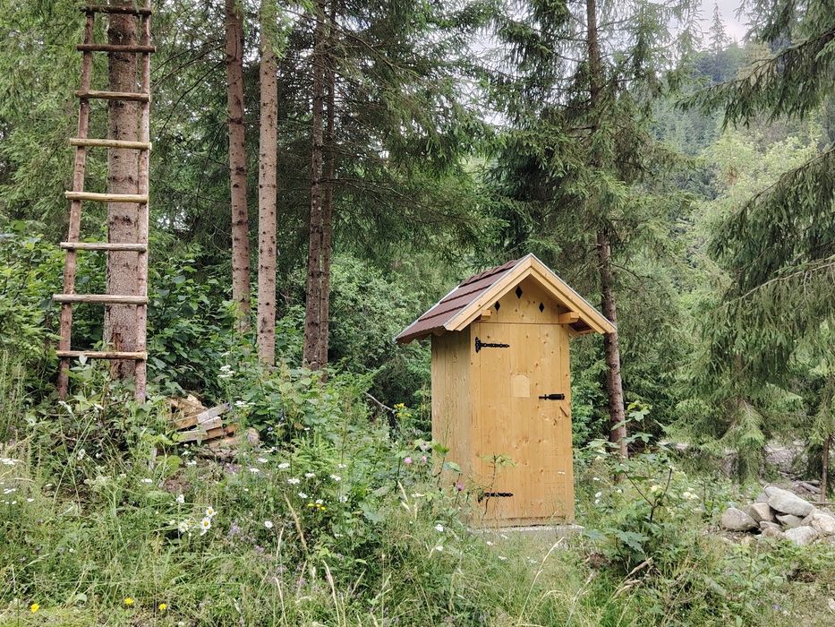 Vând teren în pădure  pt persoanele care doresc să-și construiască cabane din bușteni ,case tip hobbit ,case tradiționale sau să triască off grid..