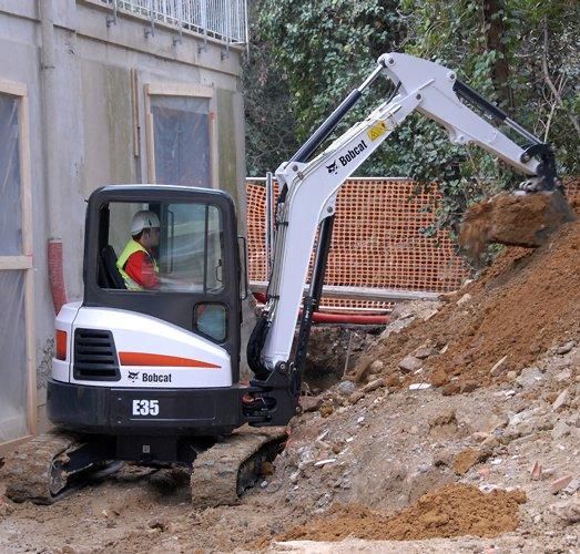 Inchiriez miniincarcator Bobcat, buldoexcavator, excavator, compactor