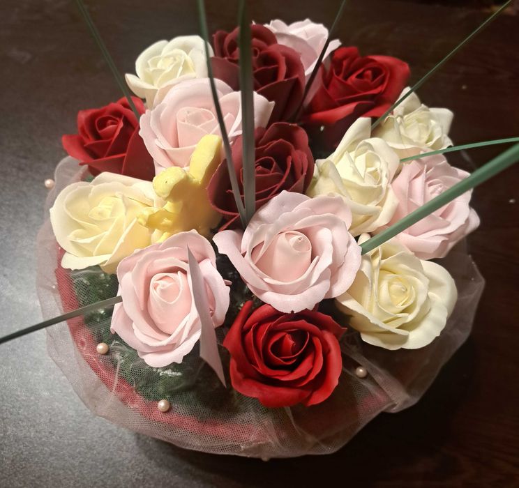 Ръчно изработена-Подаръчна кошница със сапунени рози