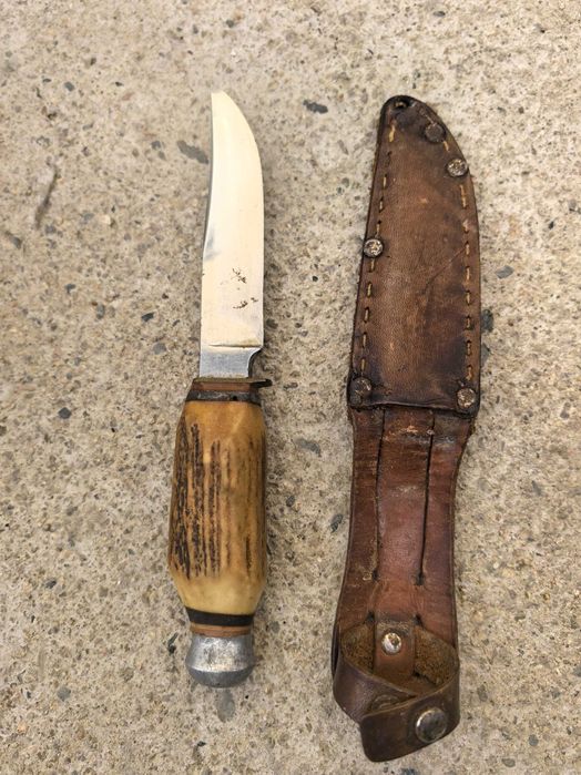 Продавам запазен античен нож Solingen в комплект с кожен калъф