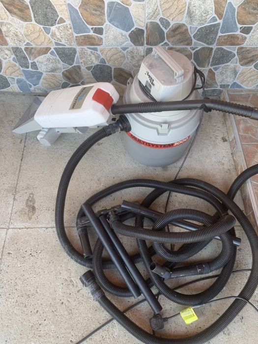 Vand masina pentru curatat mocheta sau covoare