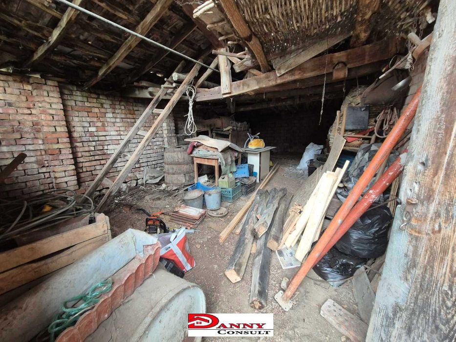 Къща с двор и кладенец в с. Бутово, общ. Павликени