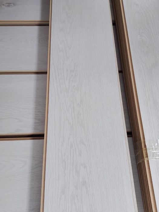 Продам ламинат б.у белый