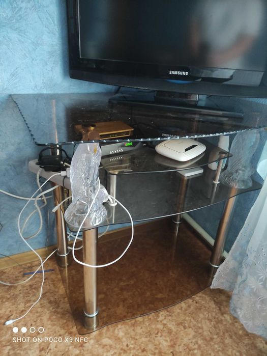 продам стеклянную тумбу под телевизор