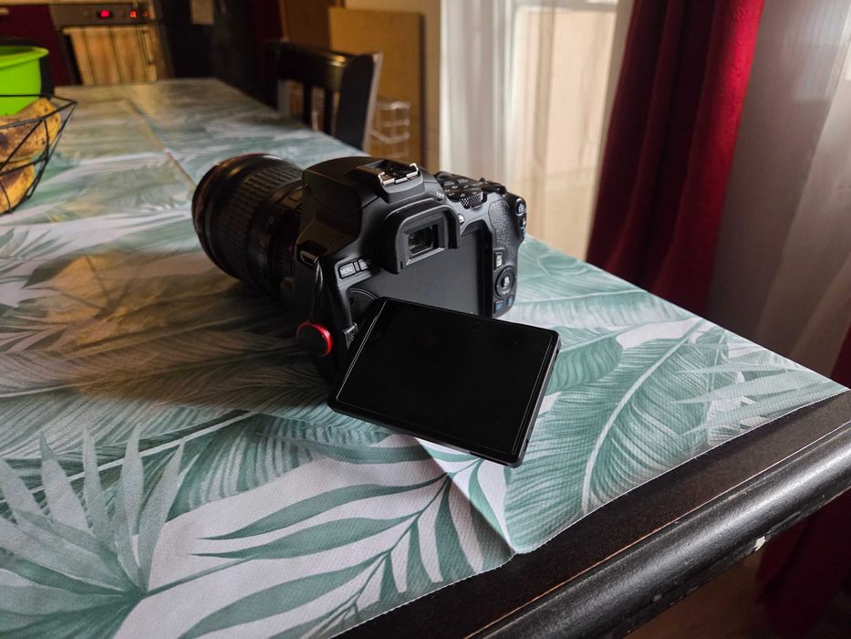 Продава/заменя Canon EOS 250D камера (само тялото)