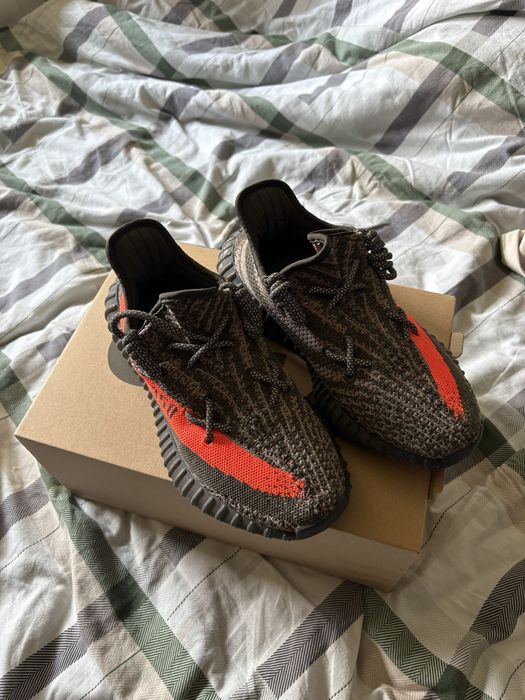 Vând Adidas Yeezy Boost 350 V2 „Carbon Beluga