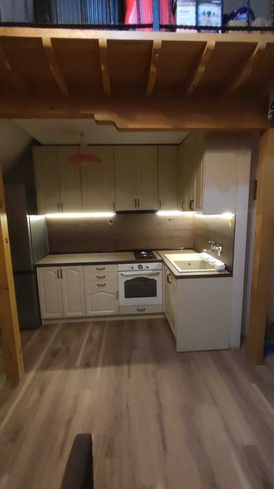 Кухни, витрини, библиотеки,секции,спални и детски от Масив по поръчка