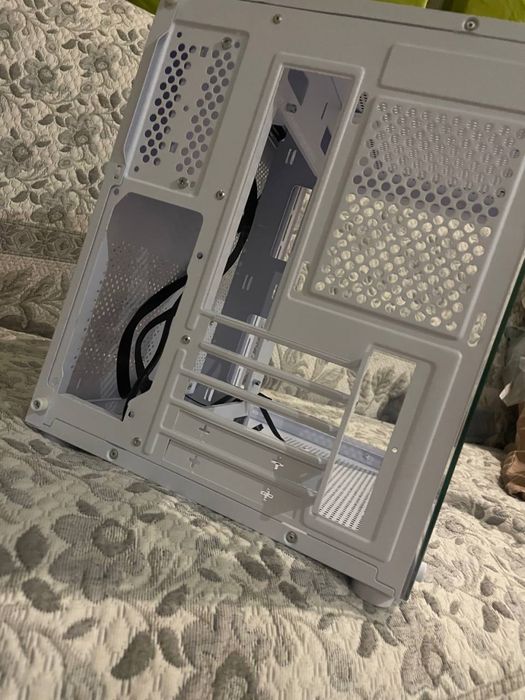 Белый корпус для компьютера