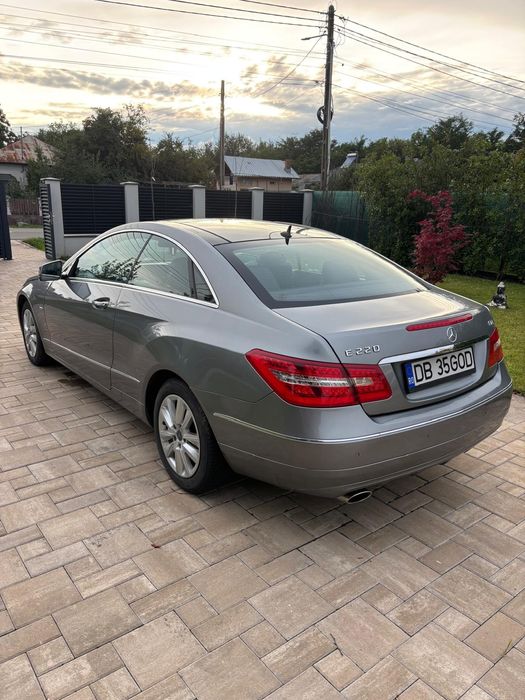 Schimb Vând 8500 euro  Mercedes Benz E220 coupe