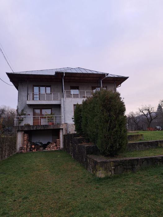 Casă spațioasă la vânzare – 4000 mp teren, 400 mp construiți.