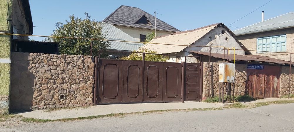 Продаётся дом из красного кирпича