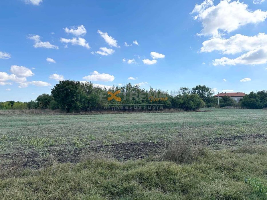 КЪЩА с парцел 4940 кв.м. на 15 км от морето