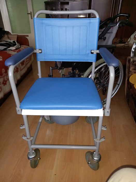 Vând scaun pentru persoane cu necesități speciale