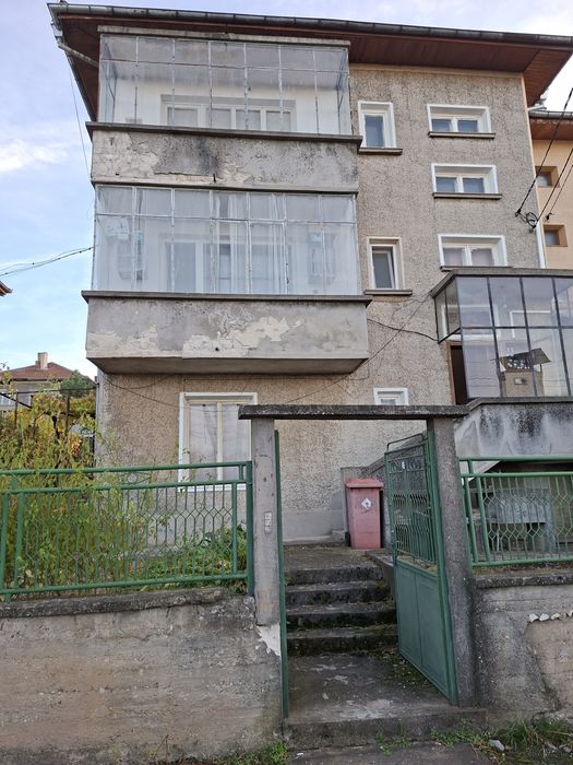 ЕТАЖ от фамилнакъща,  гараж и двор. Целият имот е необитаем.