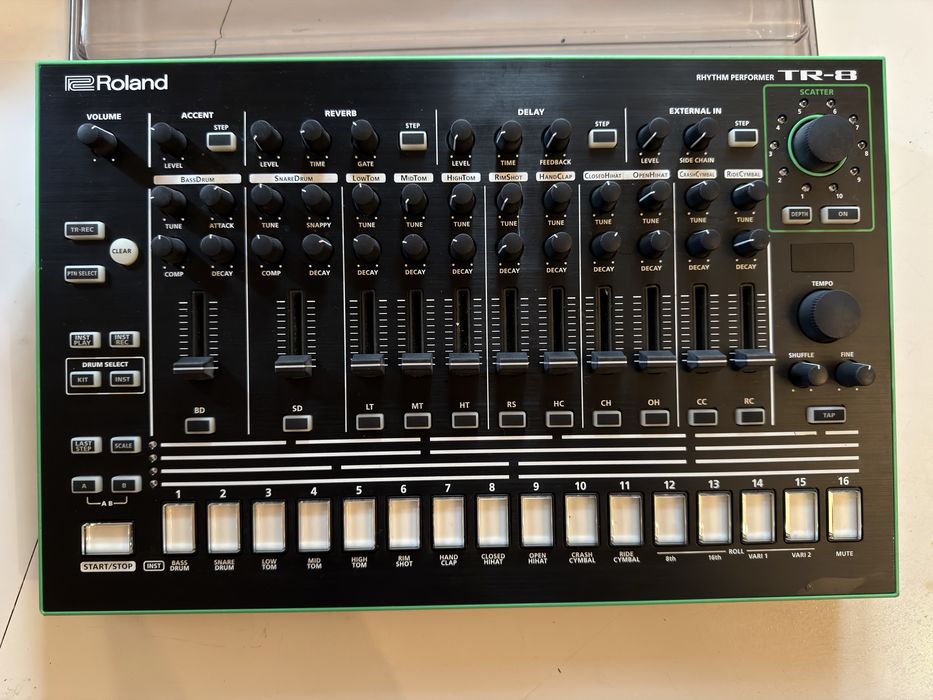 Roland AIRA TR-8 Rhythm Performer + Decksaver (Stare Impecabilă)