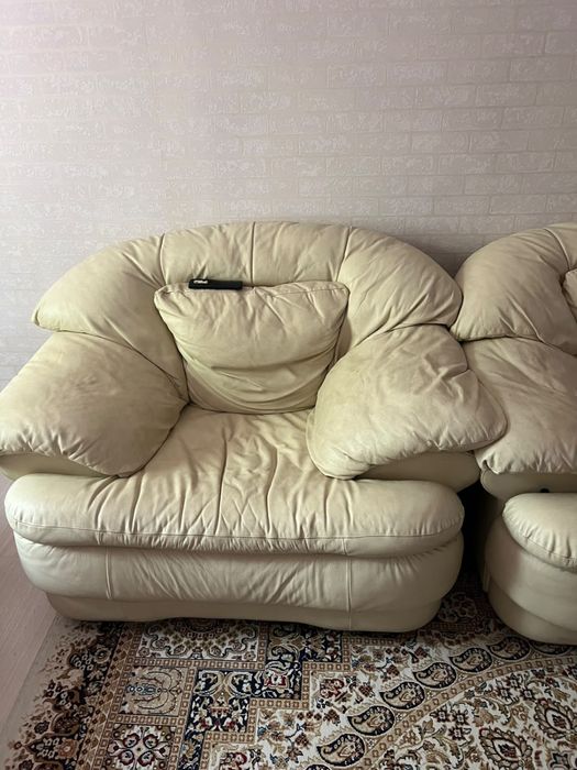 Кожаные кресла и диван