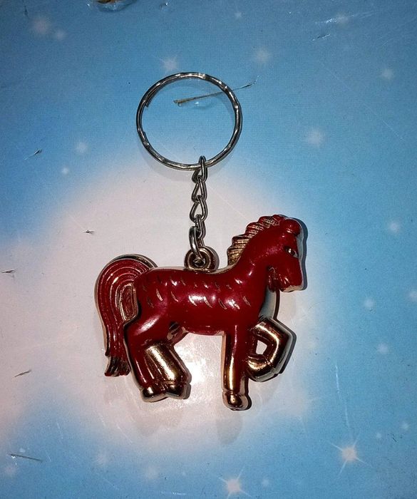 Брелок красная лошадь