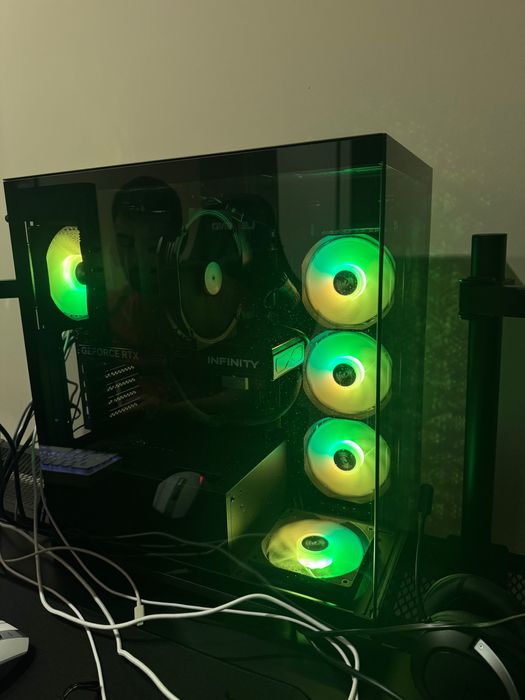 Чисто Нов Гейминг компютър с монитор