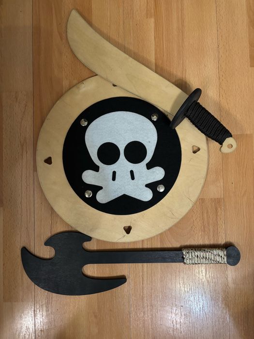 Деревянные игрушка, щит и кинжал