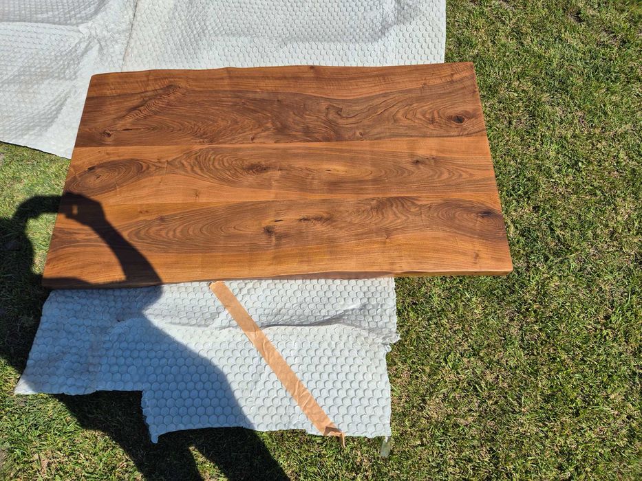 Трапезна маса от масивно дърво