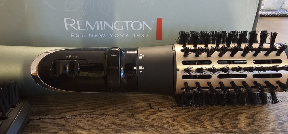 Въртяща се
Четка за сушене и стилизиране Remington AS5860 Botanicals