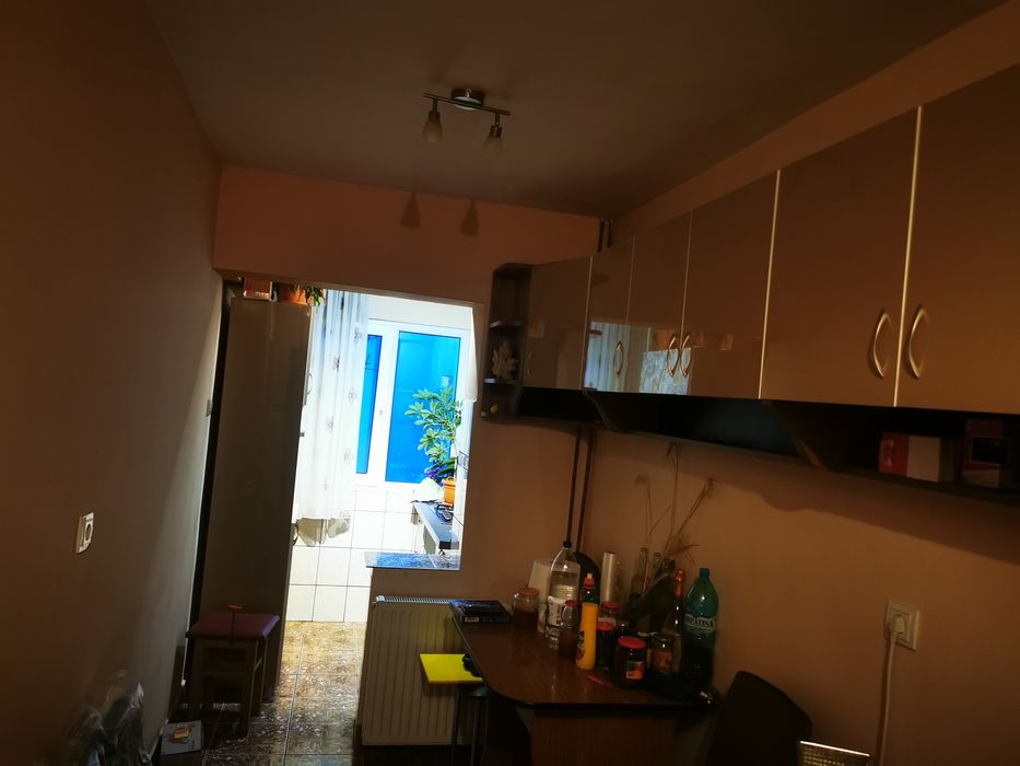 Închiriez apartament.