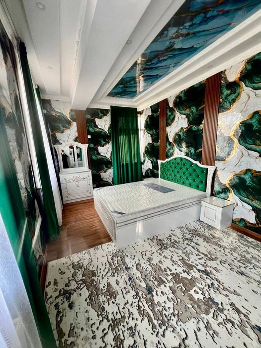 Yangi mebellar bilan jihozlangan issiq va shinam kvartira