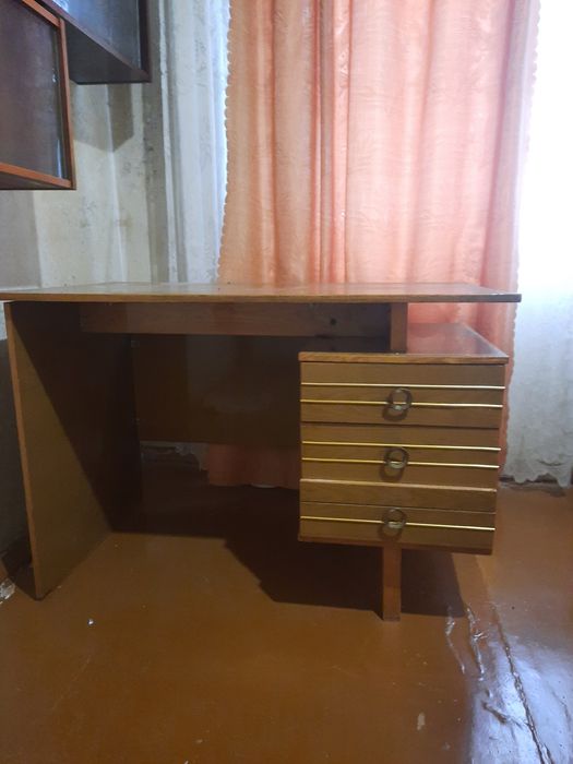 Продам письменный стол.