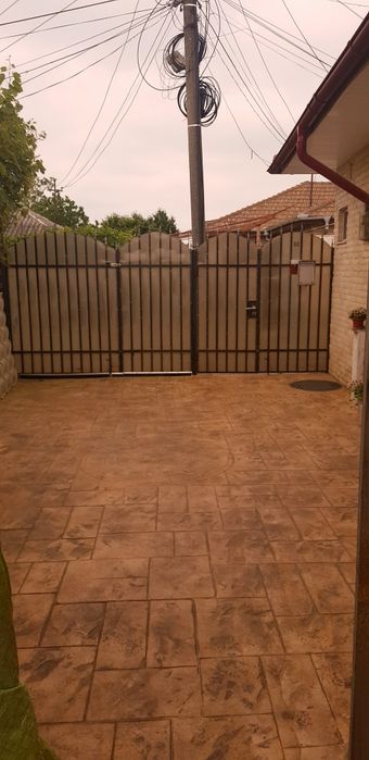 Inchiriere garsoniera decomandata la  casa cu curte  si garaj interior