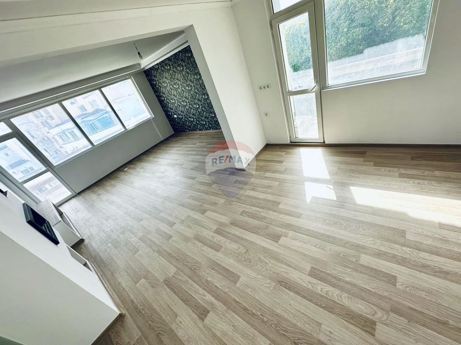 Тристаен апартамент до морето и крайбрежната ивица за продажба, гр. Б