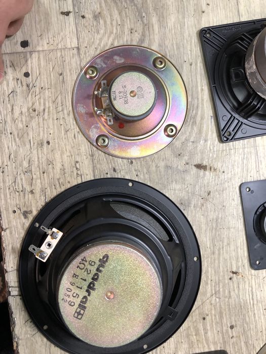 По 1  брой  работещ