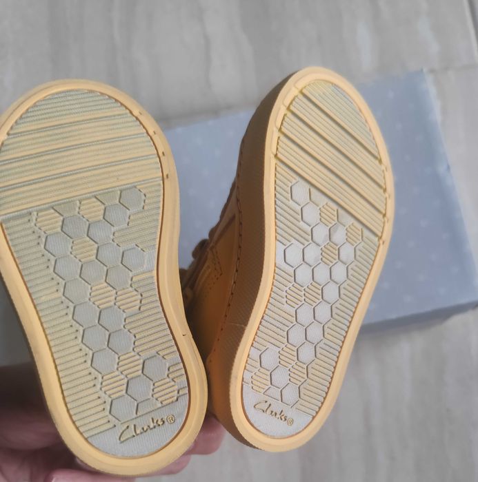 Бебешки обувки Clarks- НОВИ!