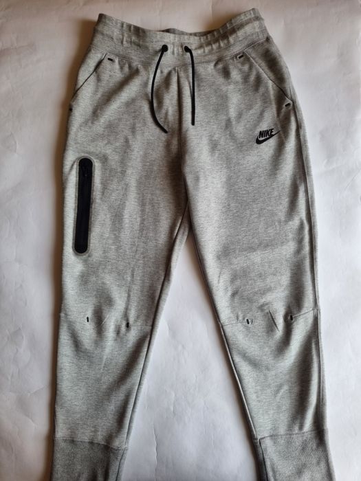 Сиво долнище Nike Tech Fleece, размер 146-156 см.