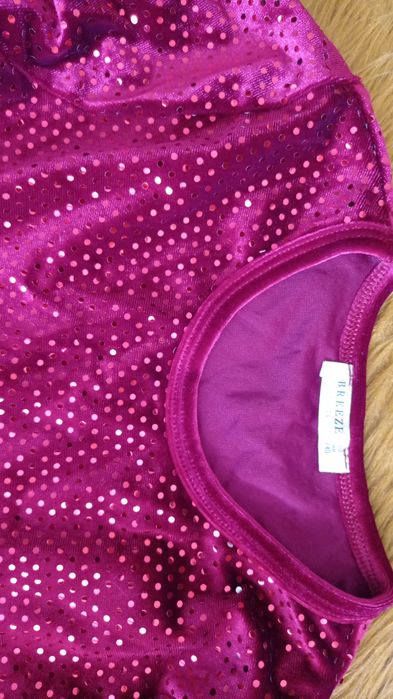 Блестяща червена рокля с тюл