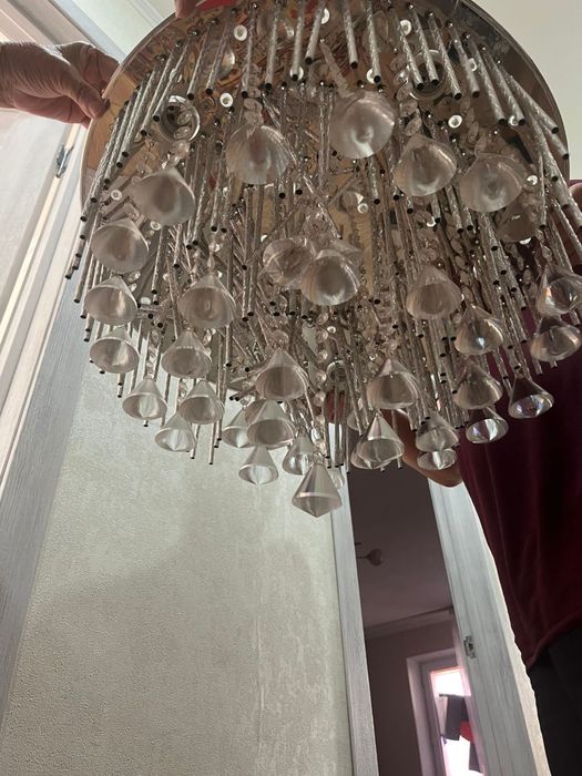 Продам люстру