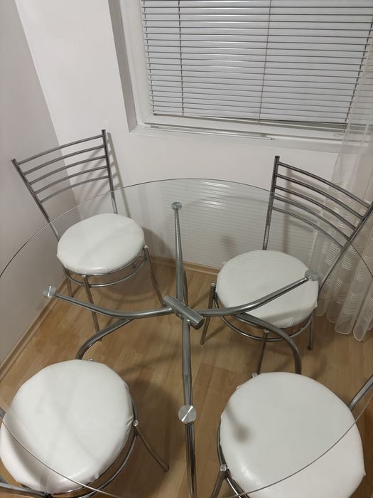 Продавам комплект стъклена маса със четири стола