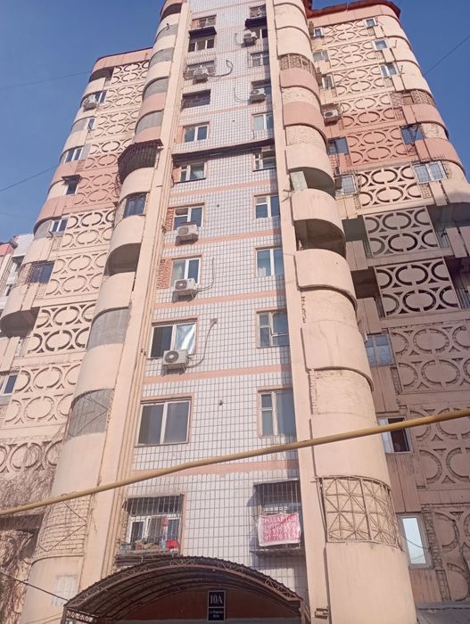 Qoyliqda 3 xonali kv sotiladi.Qoyliq qurilish mollari bozori roparasid