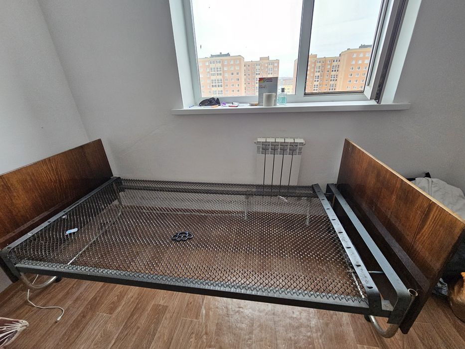 Кравать с матрацам ,диван