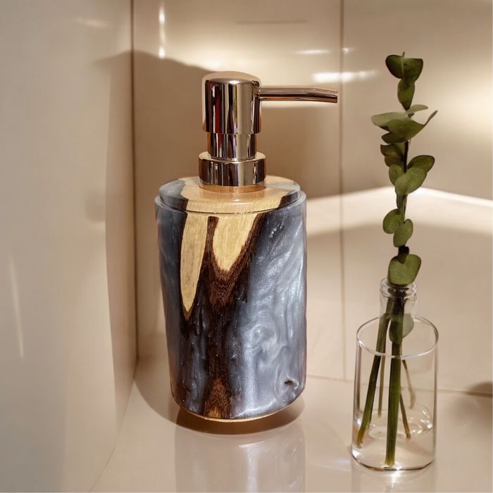 Диспенсъри за сапун от смола и дърво – ръчна изработка, която изпъква