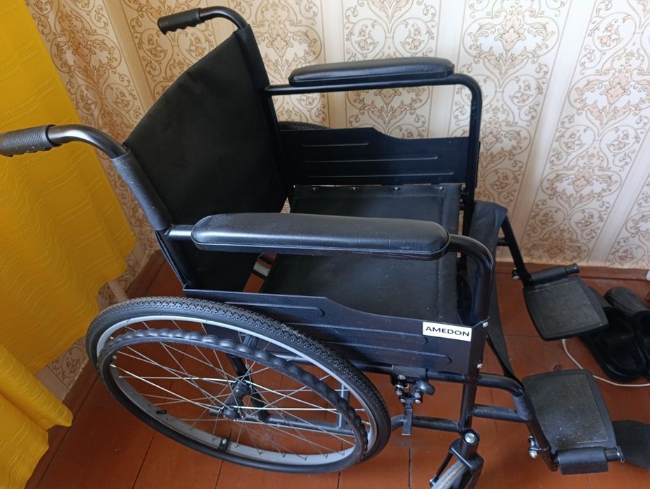 Коляска инвалидная и ходунки