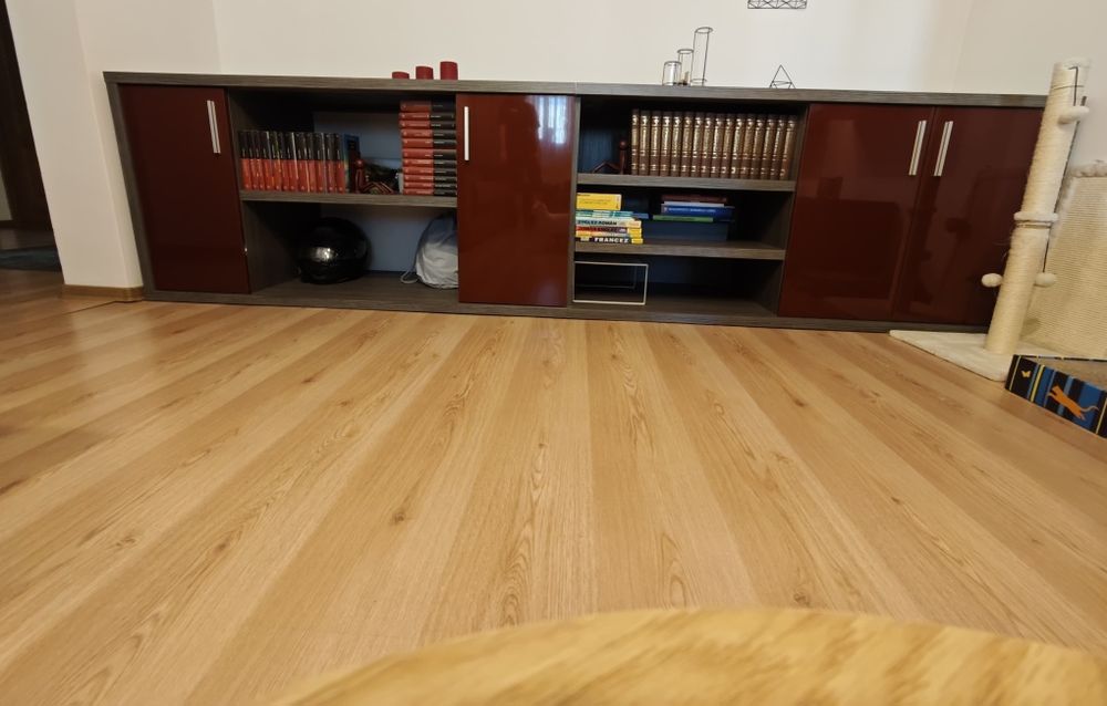 Mobila living gri cu visiniu