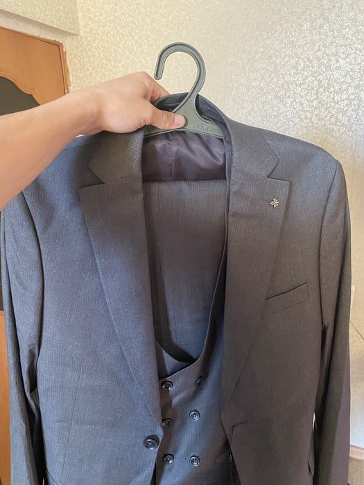 Кастюм тройка серого цвета