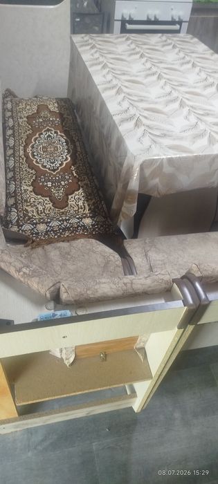Кухонный уголок и табуретки