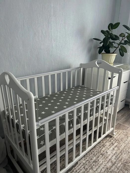 Кроватка детская с маятником