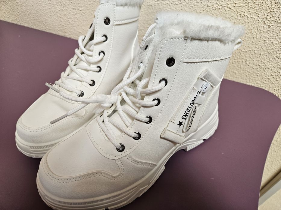 Бели обувки с вата